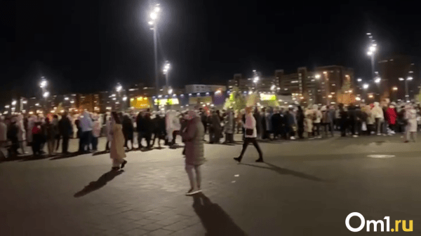 Сотни омичей больше часа пытались попасть на мюзикл в новую арену &mdash; ВИДЕО