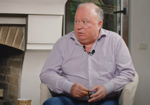 Работавшему на Полежаева журналисту Караулову запретили выезд из России