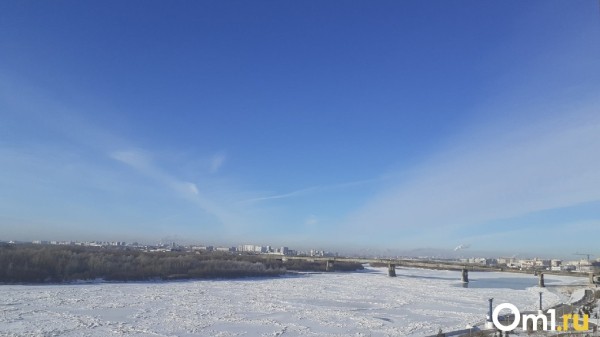 В Иртыш вернулась знаменитая полынья у Ленинградского моста в Омске В Иртыш вернулась знаменитая полынья у Ленинградского моста в Омске