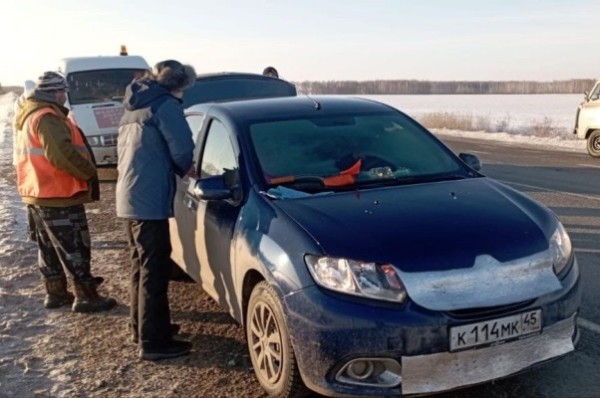 
									Годовалый ребенок оказался заперт в машине на трассе в Омской области   [ФОТО]  