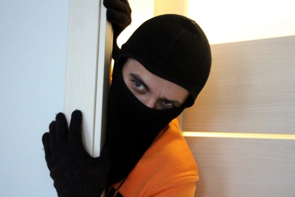 
									Омичка положила телефон за 65 тысяч на видное место, и его украли   [ВИДЕО]  