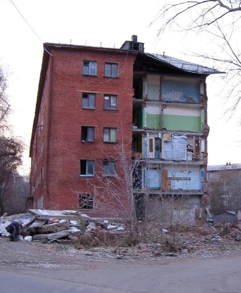 
									В Омске украли забор вокруг рухнувшего дома на 20 Партсъезда   [ФОТО]  