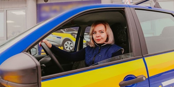 "Она сказала, что не хочет учиться у ребёнка". Интервью с девушкой, обучающей омичей вождению