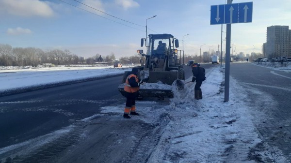 
									За выходные на дороги Омска высыпали больше тонны реагентов   [ФОТО]  