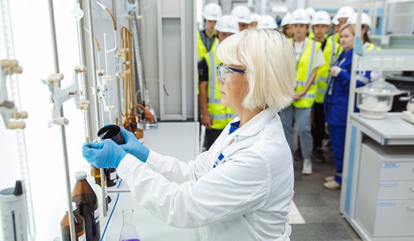 
									Омские студенты очно ознакомились с производством высокотехнологичных масел 