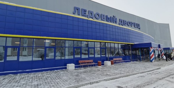 В городке Нефтяников открылся каток с искусственным льдом