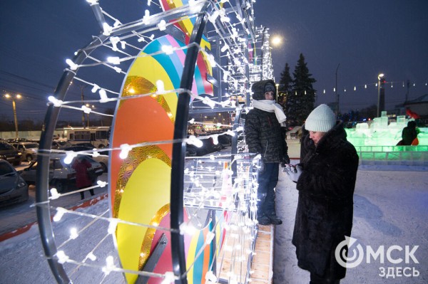 В Омске открылась главная городская ёлка. Смотрим, как это было