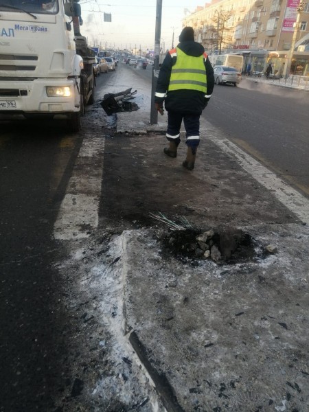 
									В центре Омска в результате ДТП снесли светофор со знаком    [ФОТО]  
