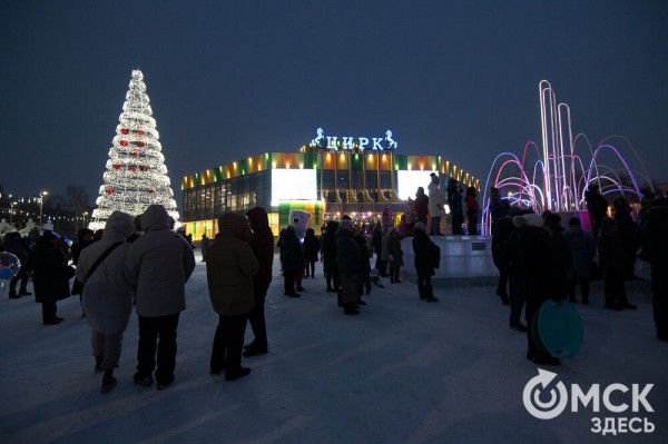 В Омске открылась главная городская ёлка. Смотрим, как это было