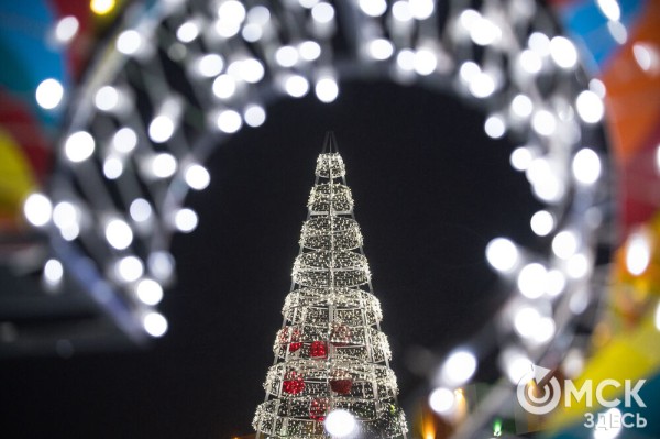 В Омске открылась главная городская ёлка. Смотрим, как это было