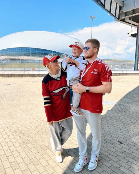 У защитника «Авангарда» Белова родился сын
У защитника «Авангарда» Белова родился сын