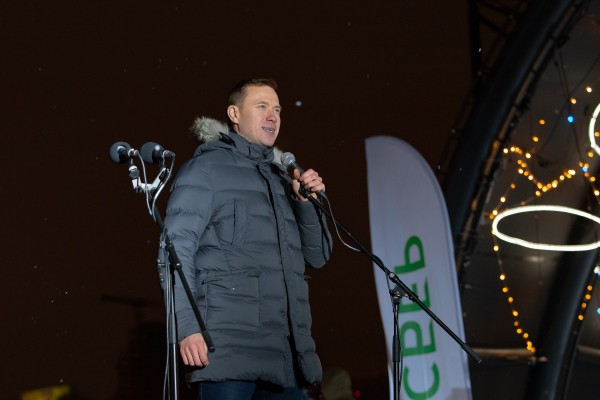 В Сибири при участии Сбербанка залили самый длинный в мире каток
В Сибири при участии Сбербанка залили самый длинный в мире каток