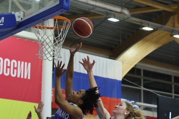 
									Омский «Нефтяник» и новосибирское «Динамо» устроили сумасшедший матч 