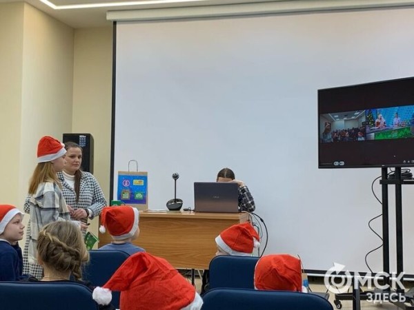 Дед Мороз из Великого Устюга рассказал юным омичам, как останавливает время Дед Мороз из Великого Устюга рассказал юным омичам, как останавливает время