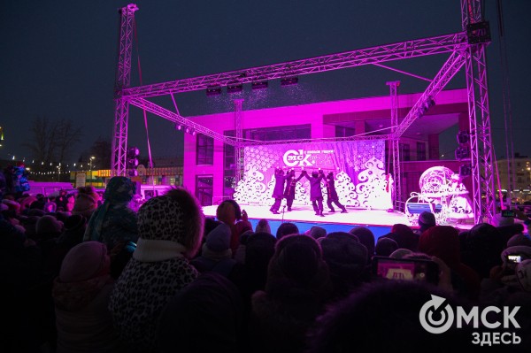 В Омске открылась главная городская ёлка. Смотрим, как это было