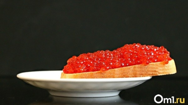 Омские таможенники остановили фуру с поддельной икрой, которая могла попасть на новогодние столы