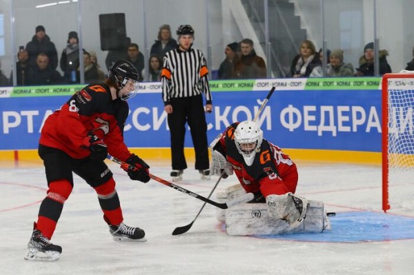 В городке Нефтяников открылся каток с искусственным льдом