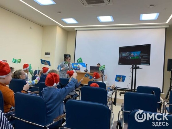 Дед Мороз из Великого Устюга рассказал юным омичам, как останавливает время Дед Мороз из Великого Устюга рассказал юным омичам, как останавливает время