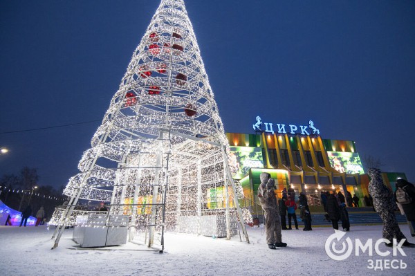 В Омске открылась главная городская ёлка. Смотрим, как это было