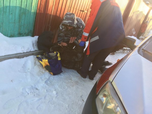 Омич едва не погиб на морозе, потеряв сознание - он отморозил себе руки