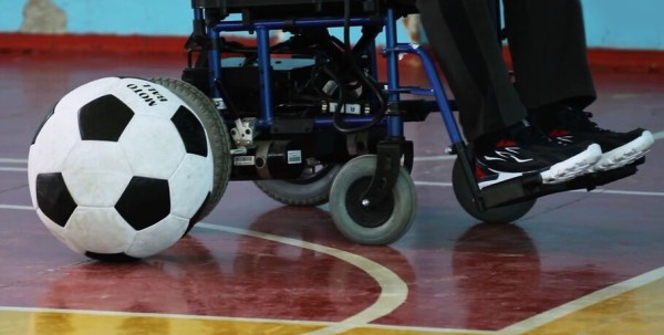"На одной скорости". В Омске развивают футбол на электроколясках "На одной скорости". В Омске развивают футбол на электроколясках