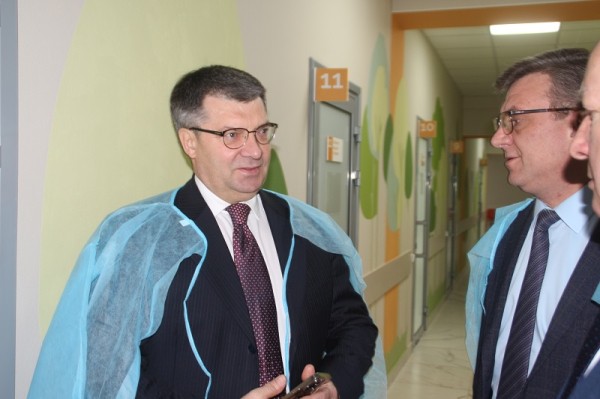 
									Мураховский показал детскую больницу, где раньше выпадали рамы   [ФОТО]  