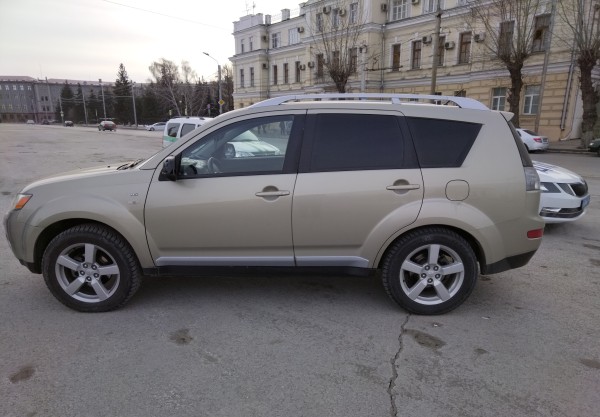 Омич, не плативший налоги, проехал по Соборной площади и лишился машины
Омич, не плативший налоги, проехал по Соборной площади и лишился машины