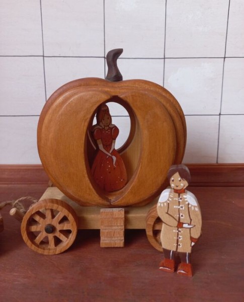 В предвкушении распаковок. Анастасия Бебешева о ёлочных игрушках из дерева