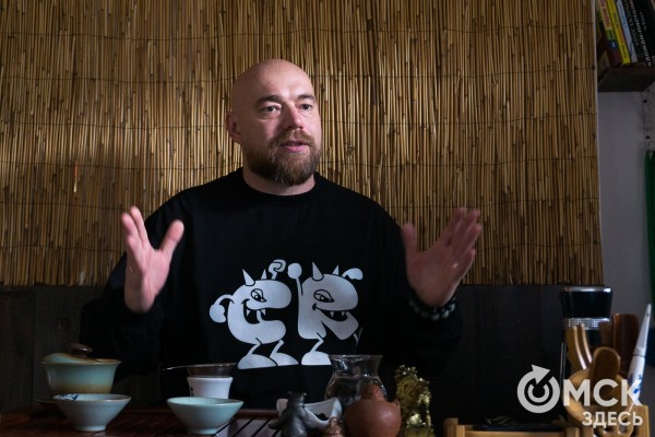 "Честнее быть тем, кто ты есть в повседневной жизни, и так же чай подавать". Интервью с популяризатором чайной культуры в Омске