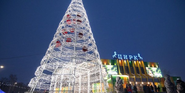 В Омске открылась главная городская ёлка. Смотрим, как это было