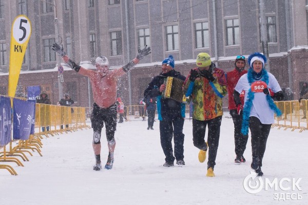 Рождественский полумарафон пробежали спортсмены из Африки, а выиграли - сибиряки Рождественский полумарафон пробежали спортсмены из Африки, а выиграли - сибиряки