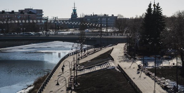 На набережной Оми разрешили поставить двухметровых олимпийцев, но не цветных голубей На набережной Оми разрешили поставить двухметровых олимпийцев, но не цветных голубей