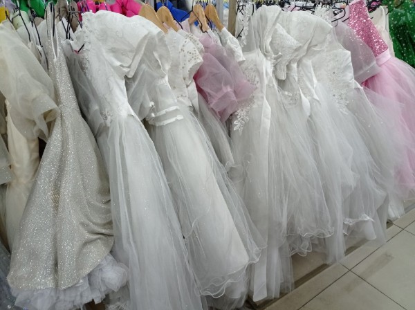 
									Закопченные игрушки, посуда в саже и черные прокладки: омичам продают то, что не сгорело в «Триумфе»   [ФОТО]  