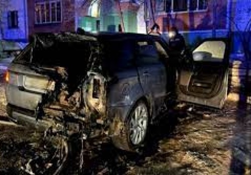 В Омске школьники подожгли дорогой внедорожник бывшего депутата Заксобрания Омской области