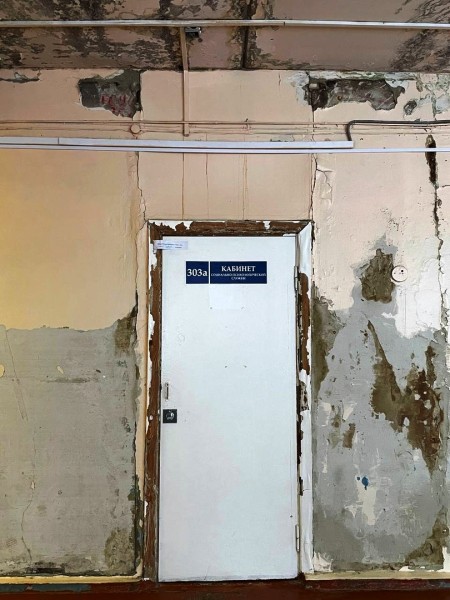 
									Омская школа рушится изнутри, но ремонтировать ее не спешат   [ФОТО]  