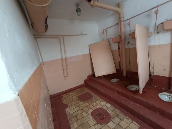 
									Ученики омской школы боятся ходить в туалет из-за антисанитарии   [ФОТО]  