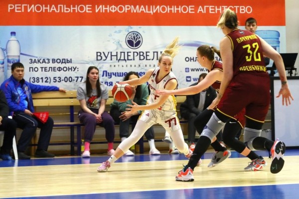 
									«Нефтяник» второй раз в сезоне выиграл у титулованной «Надежды» 