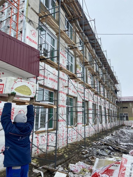 
									Дернова теперь довольна, как ремонтируют школу в Марьяновке 