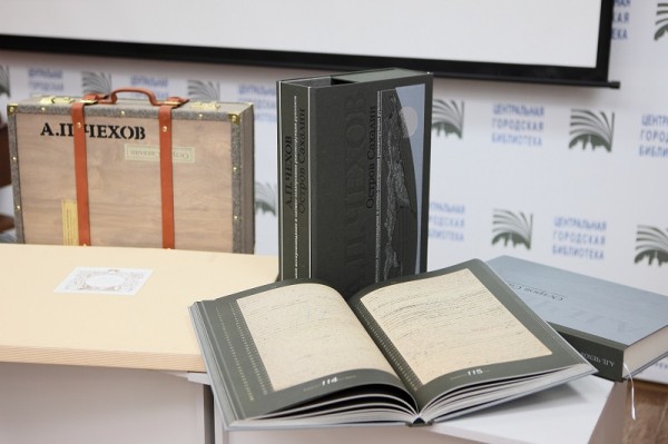 
									Омской библиотеке подарили раритетную книгу Чехова «Остров Сахалин»   [ФОТО]  