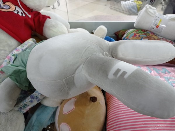 
									Закопченные игрушки, посуда в саже и черные прокладки: омичам продают то, что не сгорело в «Триумфе»   [ФОТО]  