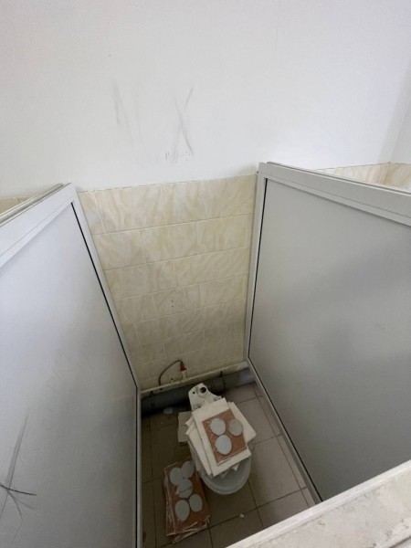 
									Омская школа рушится изнутри, но ремонтировать ее не спешат   [ФОТО]  