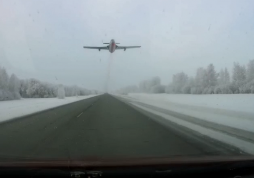 Под Омском обескураженный водитель встретил на проезжей части взлетающий самолёт