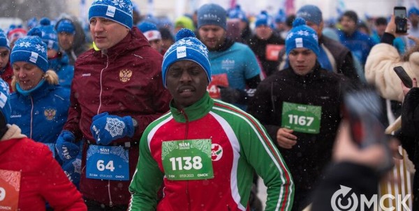 Рождественский полумарафон пробежали спортсмены из Африки, а выиграли - сибиряки Рождественский полумарафон пробежали спортсмены из Африки, а выиграли - сибиряки