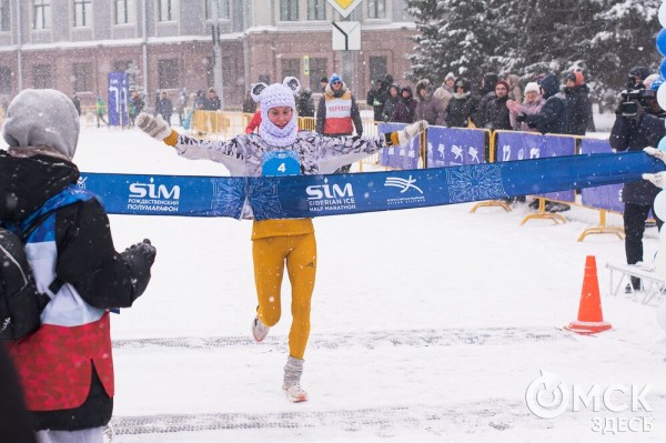 Рождественский полумарафон пробежали спортсмены из Африки, а выиграли - сибиряки Рождественский полумарафон пробежали спортсмены из Африки, а выиграли - сибиряки