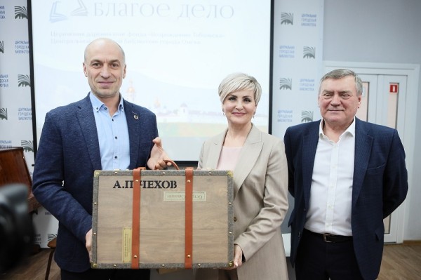 
									Омской библиотеке подарили раритетную книгу Чехова «Остров Сахалин»   [ФОТО]  