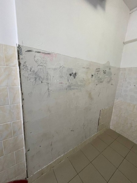 
									Омская школа рушится изнутри, но ремонтировать ее не спешат   [ФОТО]  