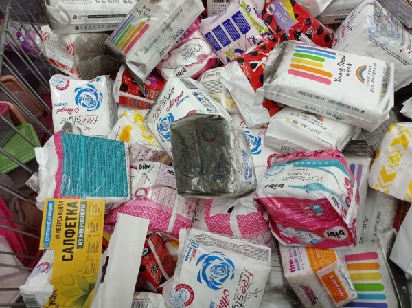 
									Закопченные игрушки, посуда в саже и черные прокладки: омичам продают то, что не сгорело в «Триумфе»   [ФОТО]  