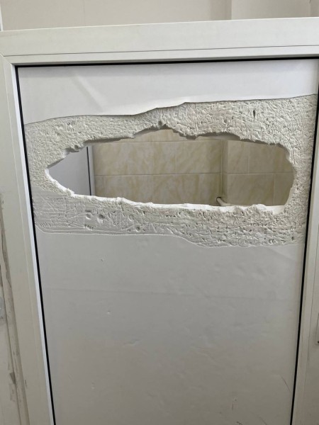 
									Омская школа рушится изнутри, но ремонтировать ее не спешат   [ФОТО]  