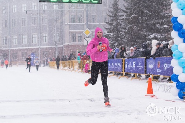 Рождественский полумарафон пробежали спортсмены из Африки, а выиграли - сибиряки Рождественский полумарафон пробежали спортсмены из Африки, а выиграли - сибиряки