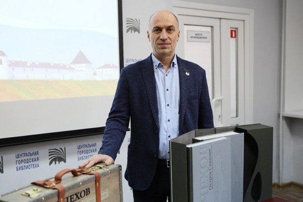 
									Омской библиотеке подарили раритетную книгу Чехова «Остров Сахалин»   [ФОТО]  